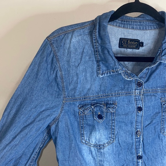 Tops - 🪼Adorable Faux Jean Button up top Size Large!